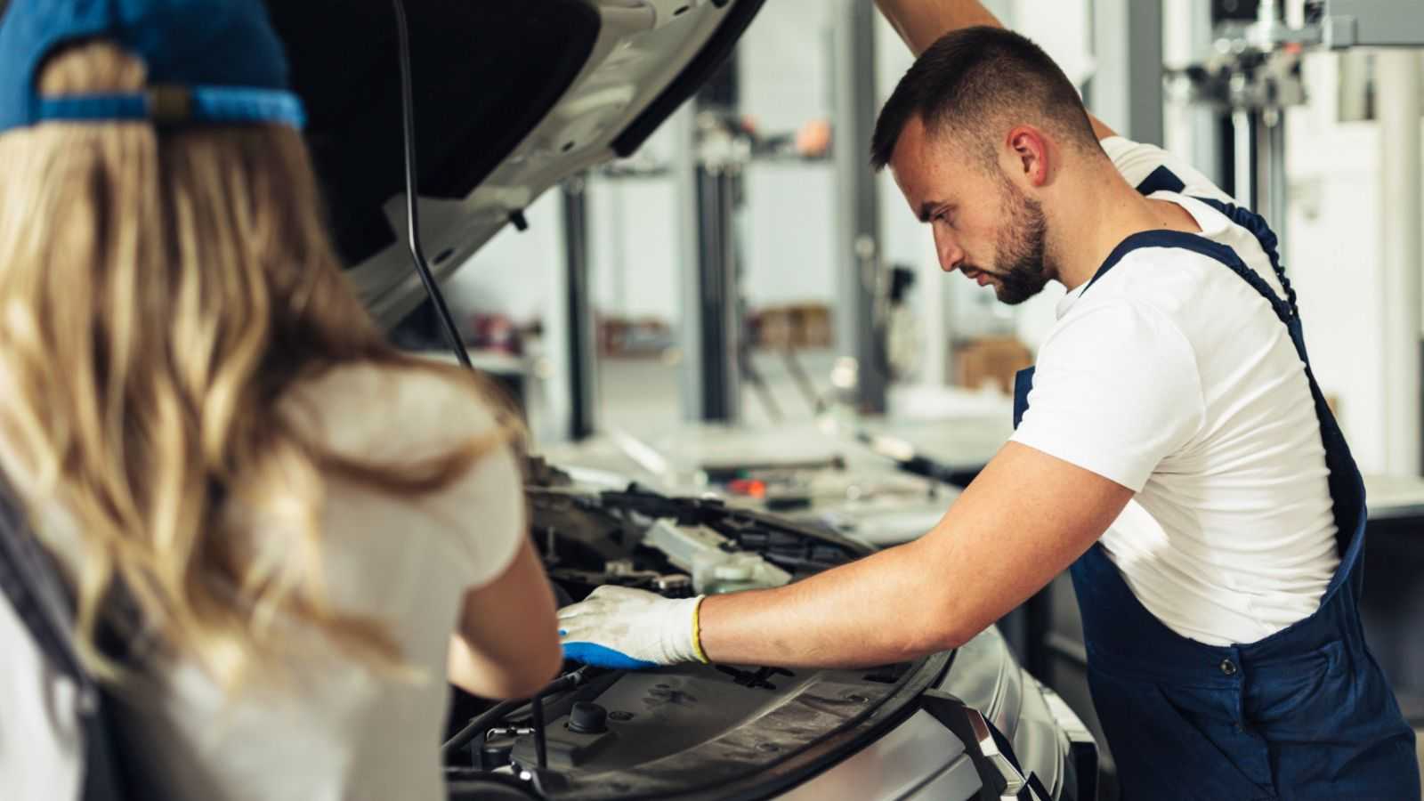 Serwis samochodu w leasingu: ASO czy własny mechanik?
